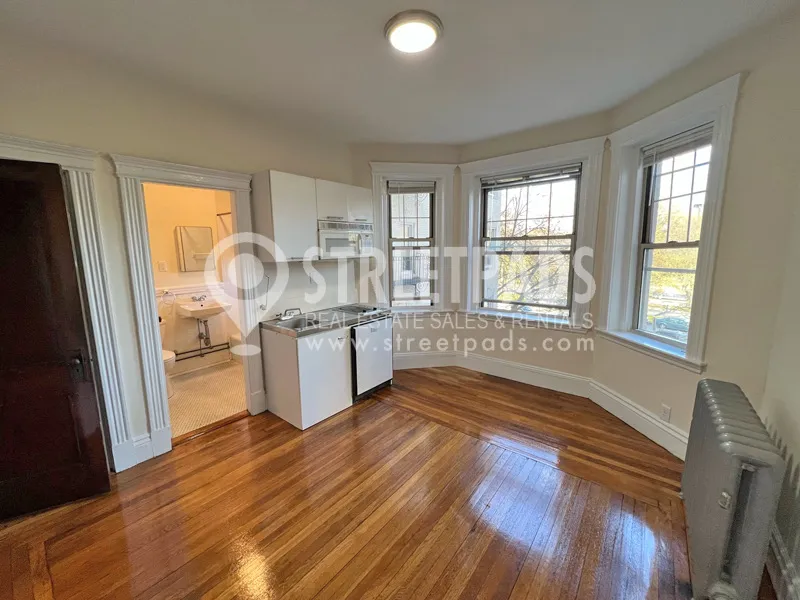 Studio bed, 1 bath apartment for rent at 27 Park Dr Unit 5, Fenway — photo 4 of 18