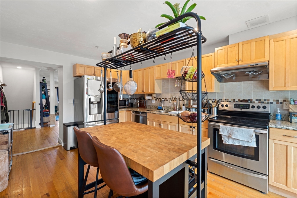 3 bed, 2 bath apartment for rent at 27 Phillips Unit 27, Wollaston — photo 1 of 31