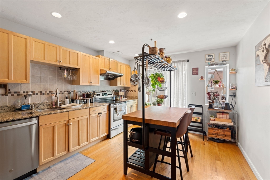 3 bed, 2 bath apartment for rent at 27 Phillips Unit 27, Wollaston — photo 2 of 31