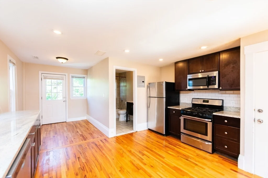 3 bed, 2 bath apartment for rent at 27 Shannon St Unit 2L, Brighton — photo 4 of 22