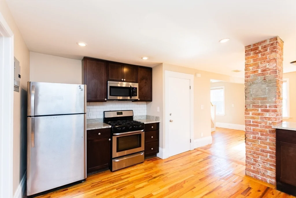 3 bed, 2 bath apartment for rent at 27 Shannon St Unit 2L, Brighton — photo 3 of 22
