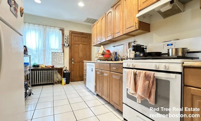 3.5 bed, 2 bath apartment for rent at 27 South Crescent Circuit Unit A, Oak Square — photo 4 of 15