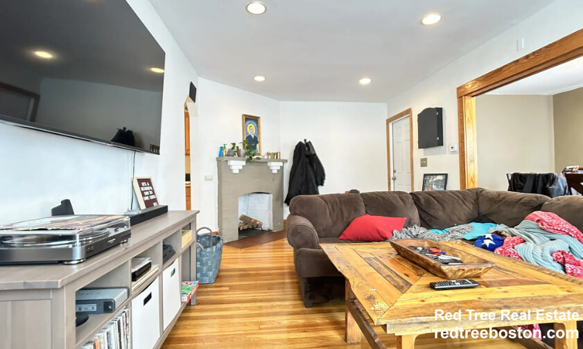 3.5 bed, 2 bath apartment for rent at 27 South Crescent Circuit Unit A, Oak Square — photo 2 of 15