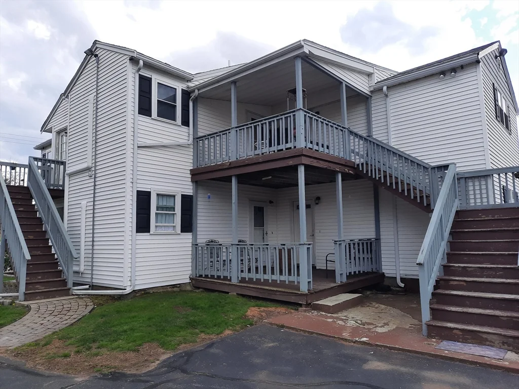2 bed, 1 bath apartment for rent at 27 Spring St Unit 3, East Bridgewater — photo 2 of 4