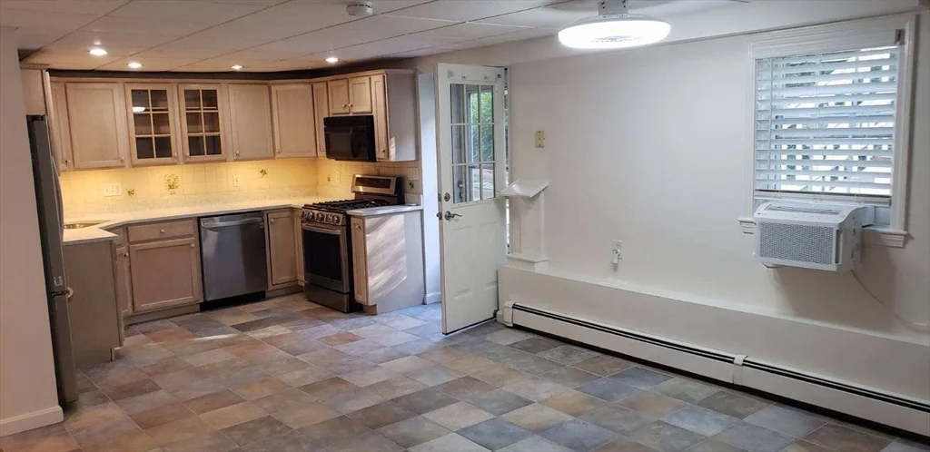 1 bed, 1 bath apartment for rent at 27 Tayla Dr Unit 1, Weymouth — photo 4 of 16