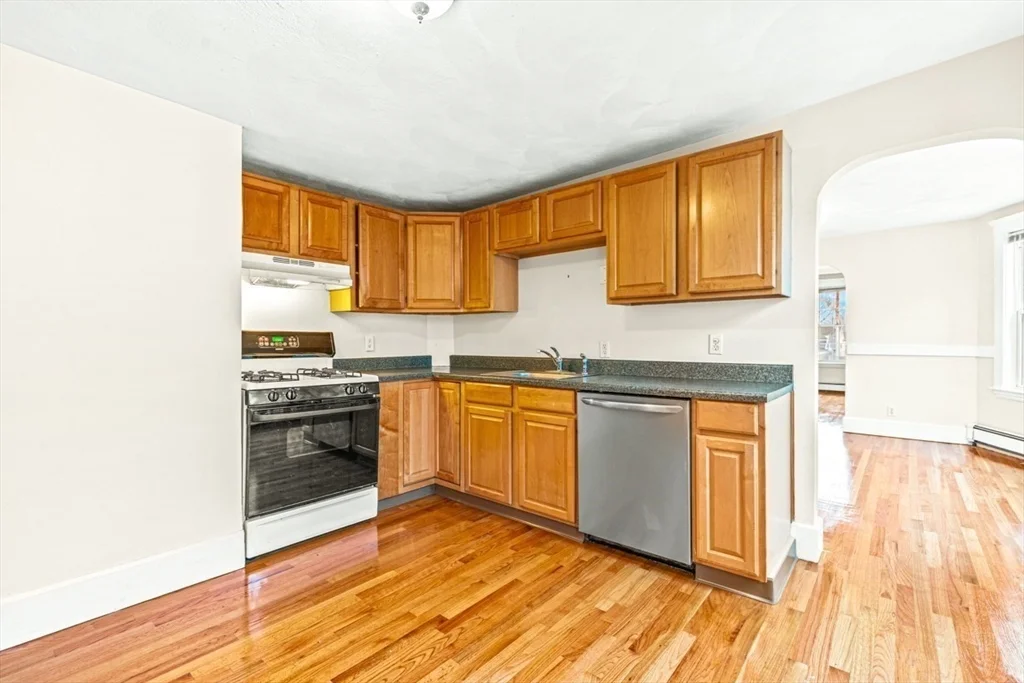 2 bed, 1 bath apartment for rent at 27 West Wyoming Ave Unit 3, Melrose — photo 6 of 14
