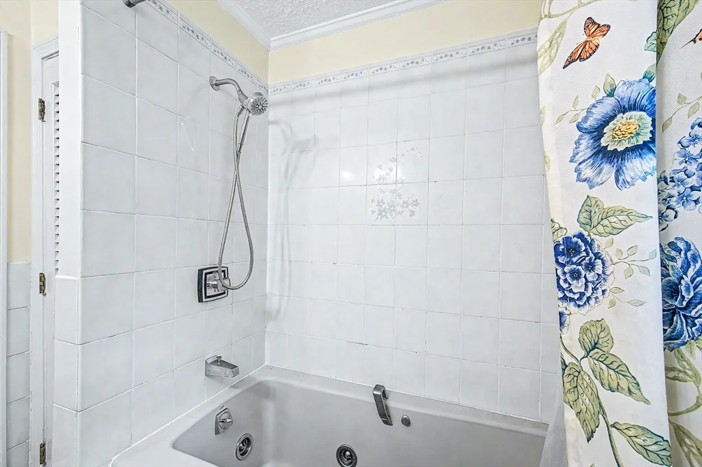 3 bed, 1 bath apartment for rent at 270 Wood St, Hopkinton — photo 17 of 25