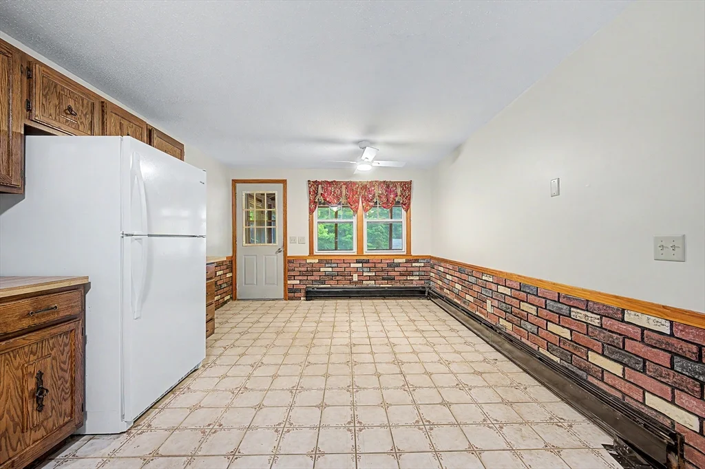 3 bed, 1 bath apartment for rent at 270 Wood St, Hopkinton — photo 5 of 25