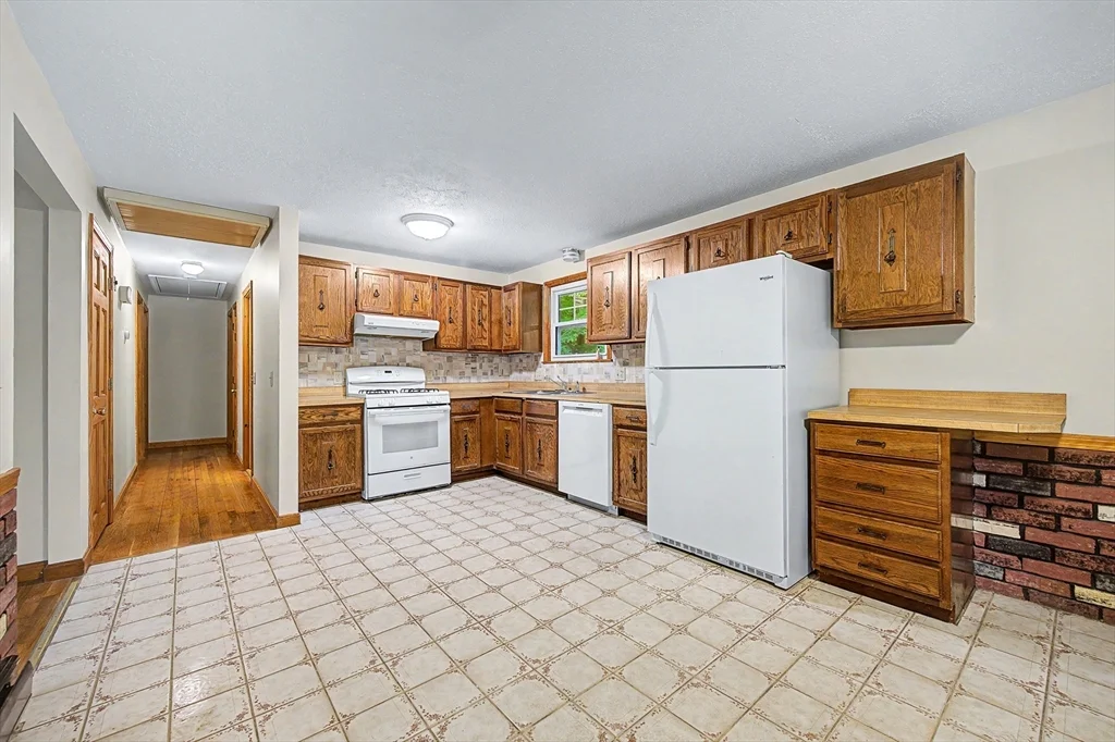 3 bed, 1 bath apartment for rent at 270 Wood St, Hopkinton — photo 4 of 25