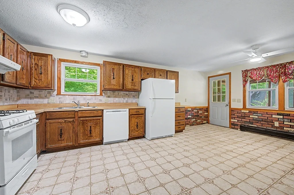 3 bed, 1 bath apartment for rent at 270 Wood St, Hopkinton — photo 3 of 25