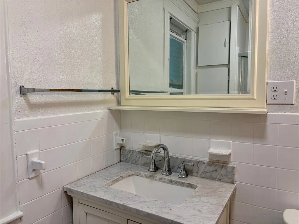 4 bed, 1 bath apartment for rent at 271-273 Pleasant St Unit 271, Holyoke — photo 16 of 17
