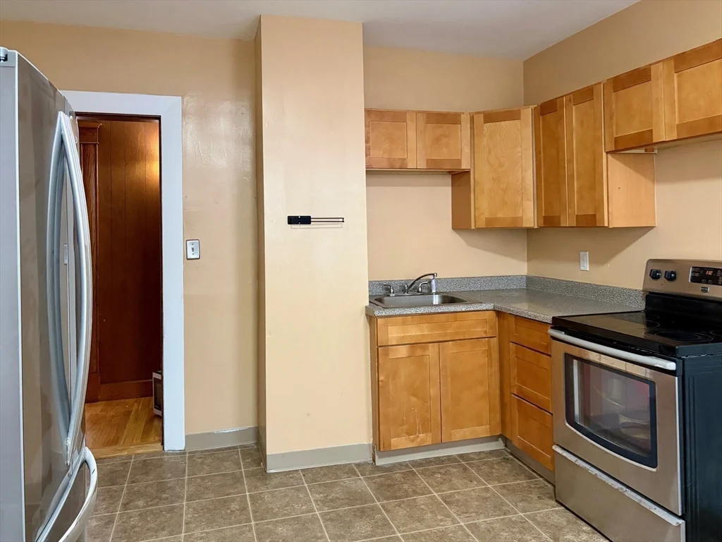 4 bed, 1 bath apartment for rent at 271-273 Pleasant St Unit 271, Holyoke — photo 8 of 17