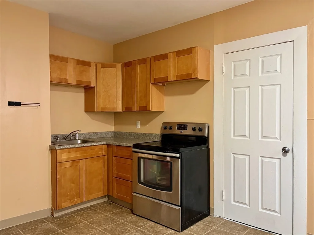 4 bed, 1 bath apartment for rent at 271-273 Pleasant St Unit 271, Holyoke — photo 10 of 17