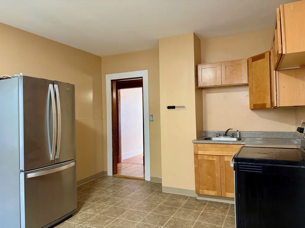 4 bed, 1 bath apartment for rent at 271-273 Pleasant St Unit 271, Holyoke — photo 9 of 17