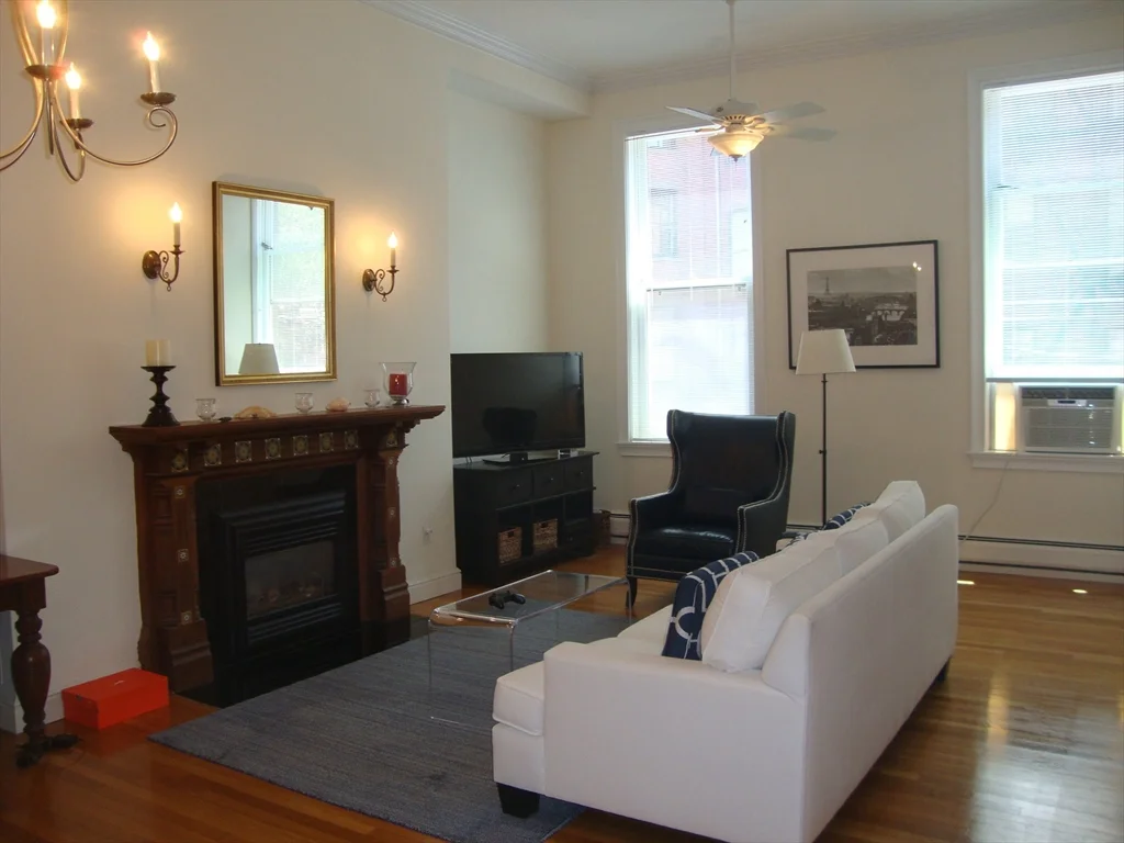 1 bed, 1 bath apartment for rent at 271 Beacon Unit 2, Back Bay — photo 2 of 9
