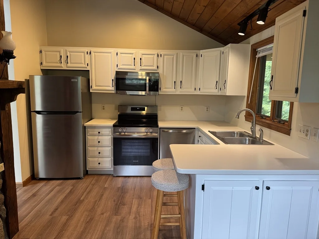4 bed, 2 bath apartment for rent at 271 Wanoosnoc Rd Unit 2, Fitchburg — photo 8 of 23