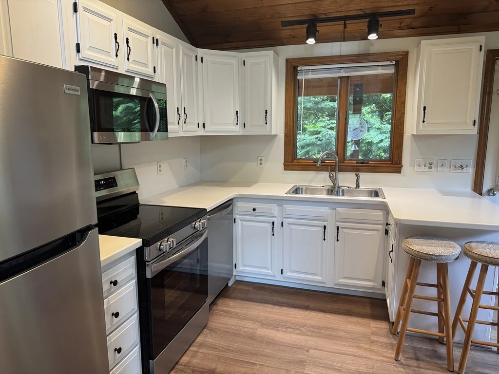 4 bed, 2 bath apartment for rent at 271 Wanoosnoc Rd Unit 2, Fitchburg — photo 6 of 23