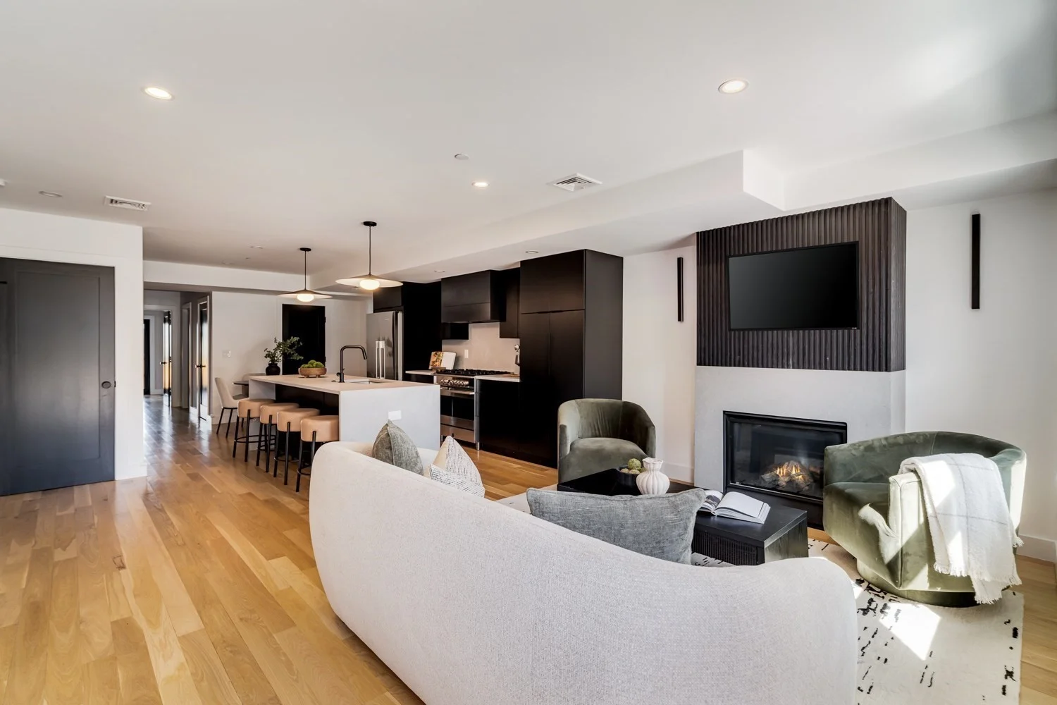 3 bed, 3 bath apartment for rent at 272 E Eagle Unit 1, East Boston — photo 17 of 40