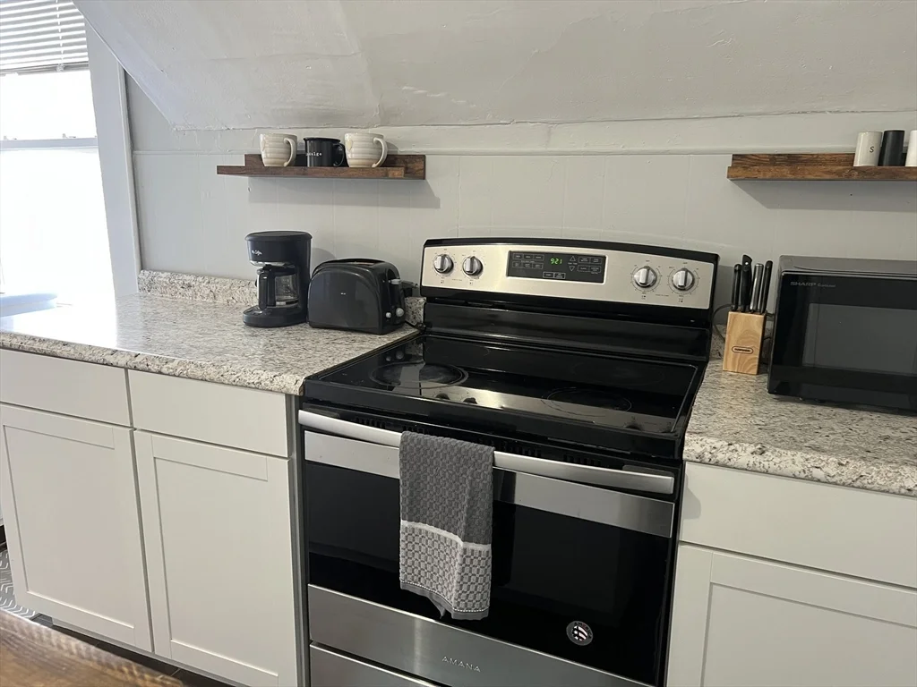 2 bed, 1 bath apartment for rent at 272 Front St Unit 5, Manchester — photo 2 of 19