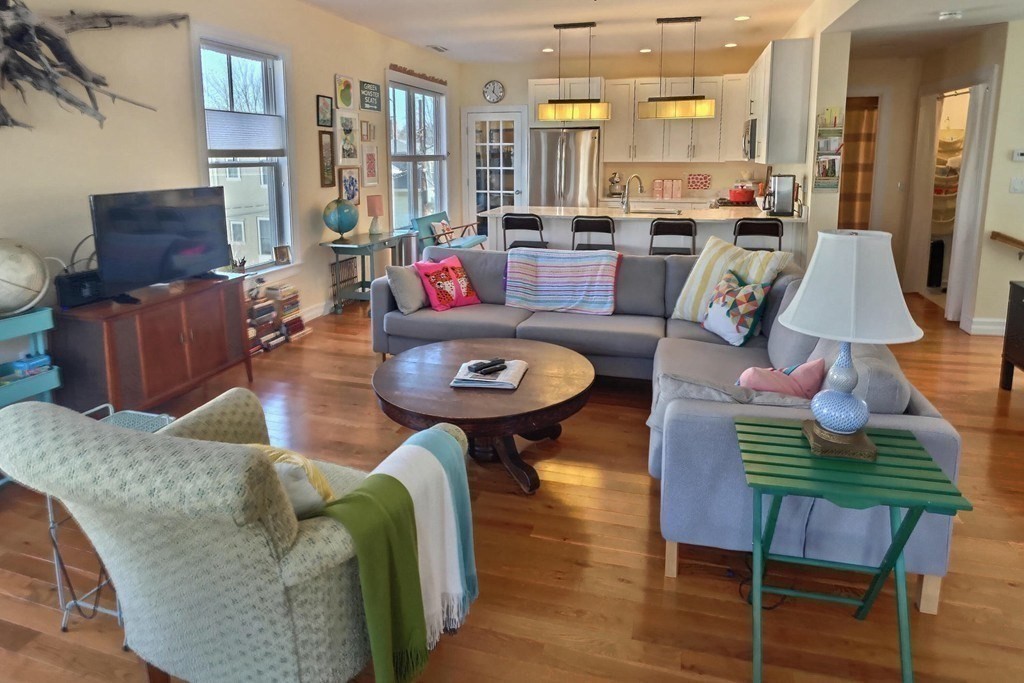 2 bed, 2 bath apartment for rent at 272 Lamartine St Unit 2, Jamaica Plain — photo 3 of 7