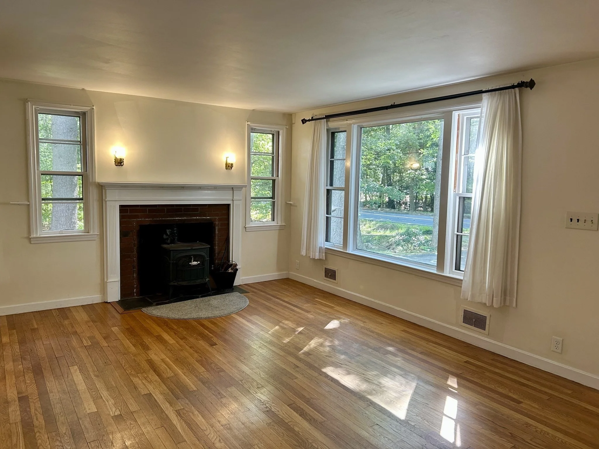 4 bed, 2 bath apartment for rent at 272 Laws Brook Rd, Concord — photo 3 of 17