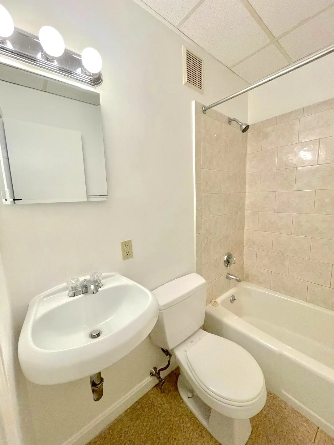 Studio bed, 1 bath apartment for rent at 272 Newbury St Unit 12A, Back Bay — photo 4 of 5