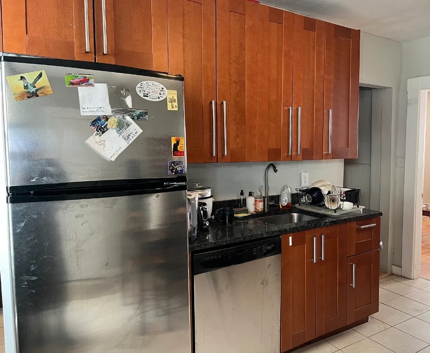 3 bed, 1 bath apartment for rent at 273 Cardinal Medeiros Ave Unit 2, Wellington-Harrington — photo 4 of 21
