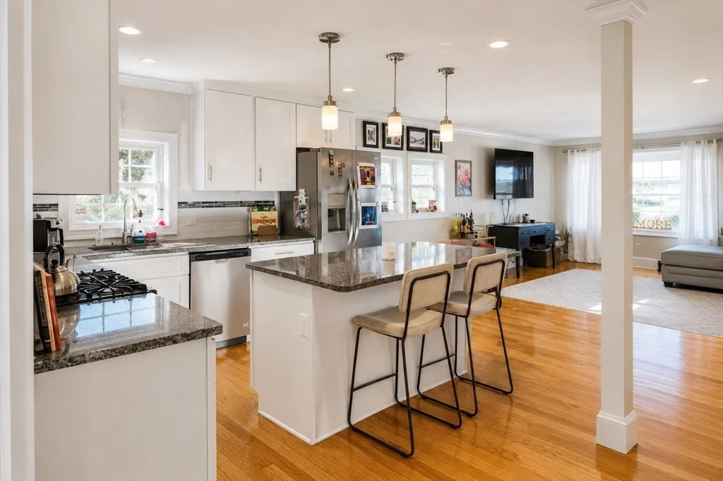 3 bed, 1 bath apartment for rent at 274 Bowdoin St Unit 3, Winthrop — photo 3 of 15