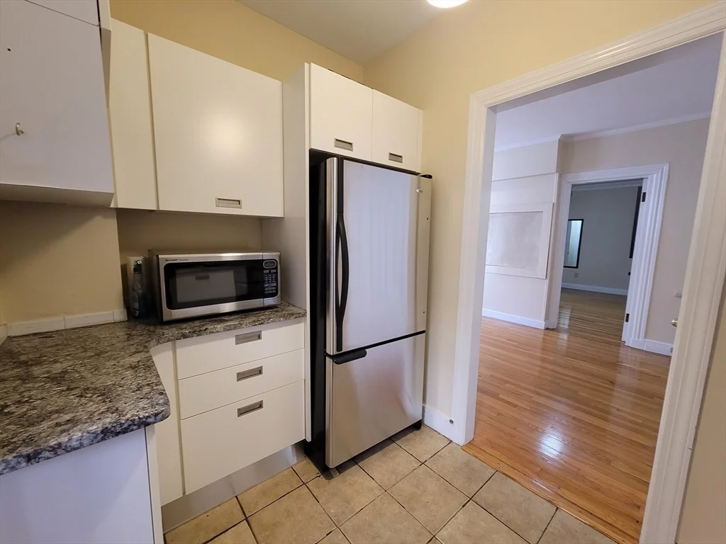 1 bed, 1 bath apartment for rent at 274 Clarendon St Unit 10, Back Bay — photo 7 of 9