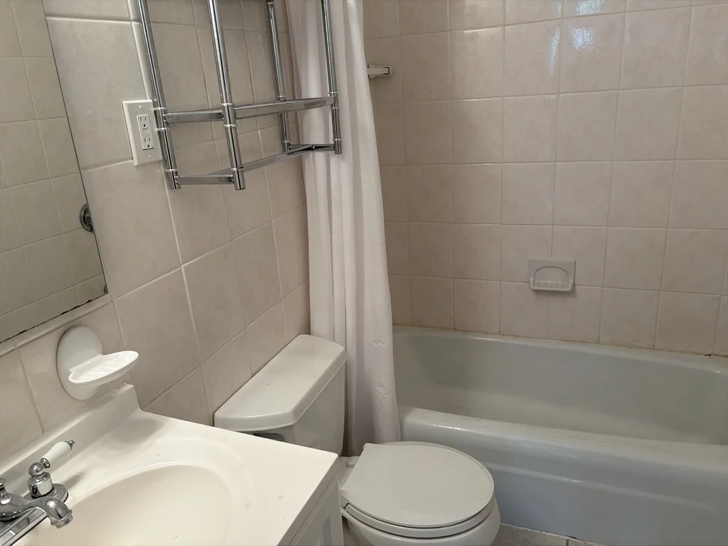 2 bed, 2 bath apartment for rent at 274 Concord Ave Unit 1, West Cambridge — photo 5 of 9