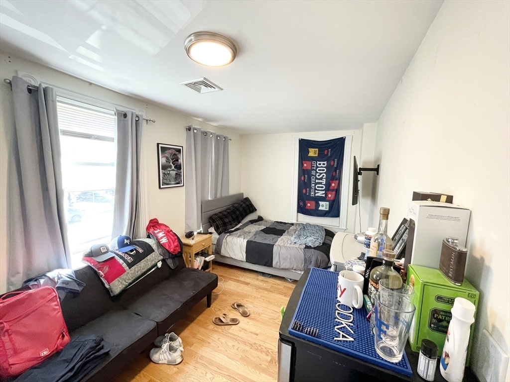 6 bed, 2.5 bath apartment for rent at 275 Dorchester Ave Unit 1, South Boston — photo 7 of 15