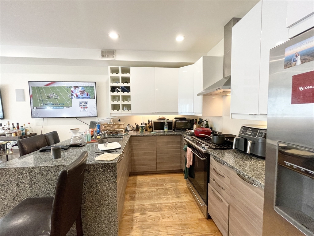 6 bed, 2.5 bath apartment for rent at 275 Dorchester Ave Unit 1, South Boston — photo 2 of 15