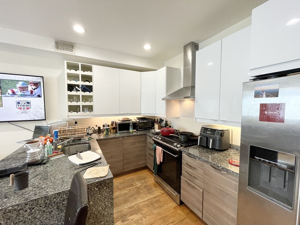 6 bed, 2.5 bath apartment for rent at 275 Dorchester Ave Unit 1, South Boston — photo 1 of 15