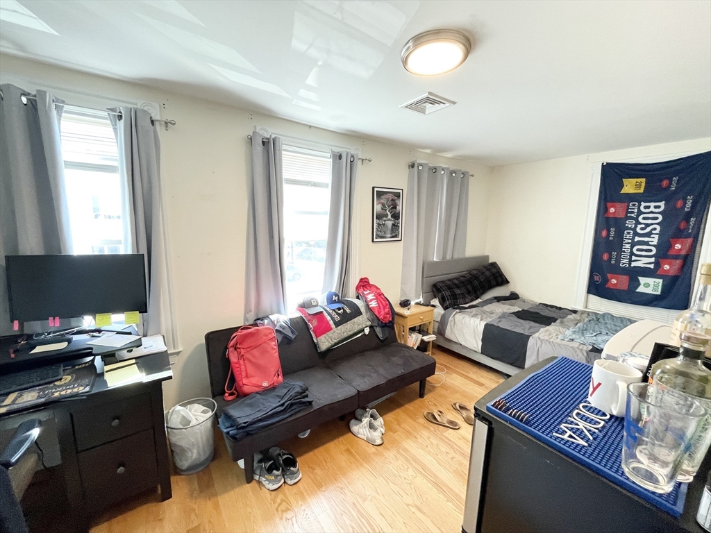 6 bed, 2.5 bath apartment for rent at 275 Dorchester Ave Unit 1, South Boston — photo 8 of 15