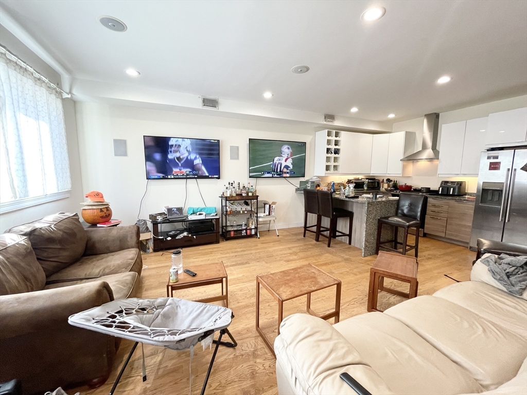 6 bed, 2.5 bath apartment for rent at 275 Dorchester Ave Unit 1, South Boston — photo 4 of 15