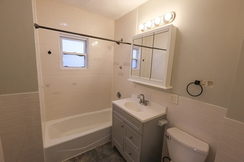 4 bed, 1 bath apartment for rent at 275 Humboldt Ave Unit 2, Roxbury — photo 7 of 9