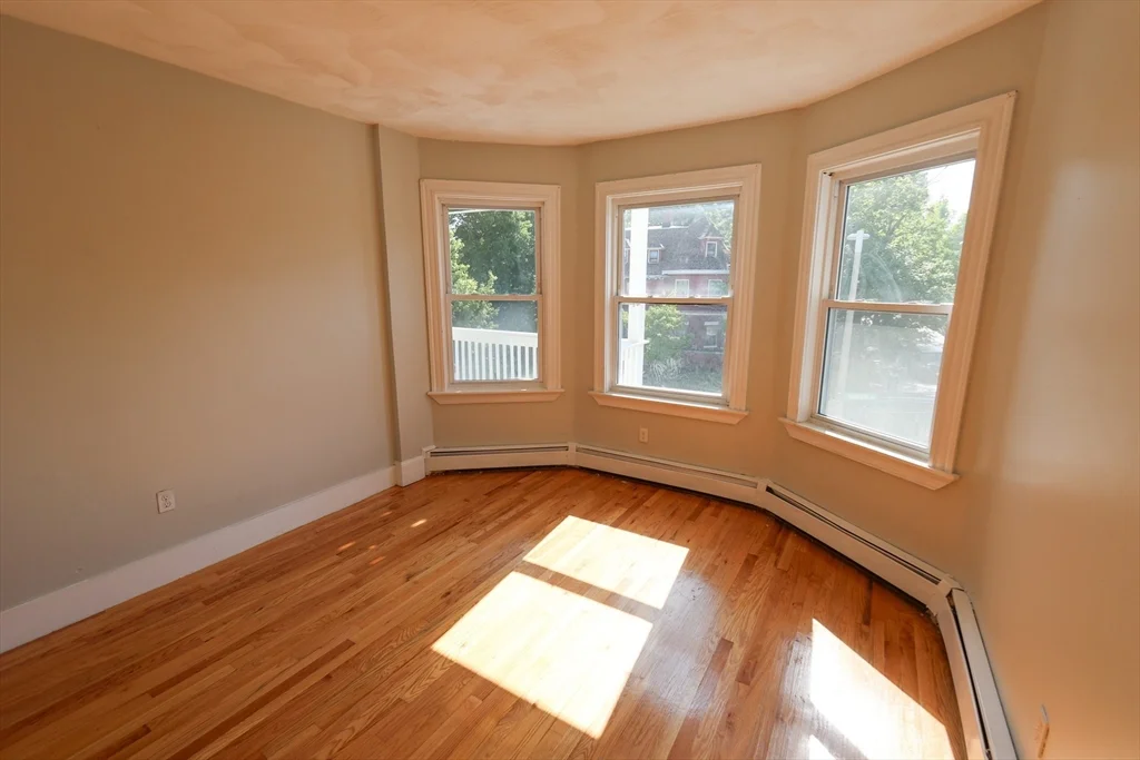 4 bed, 1 bath apartment for rent at 275 Humboldt Ave Unit 2, Roxbury — photo 4 of 9