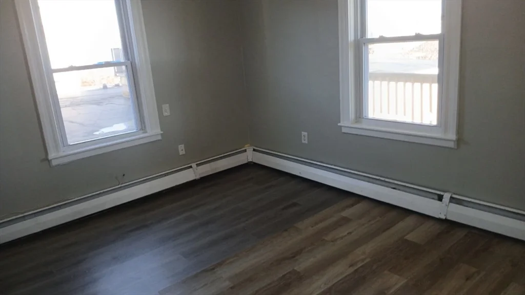 3 bed, 1 bath apartment for rent at 275 Jefferson Ave Unit 3, Salem — photo 5 of 8