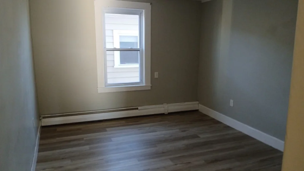 3 bed, 1 bath apartment for rent at 275 Jefferson Ave Unit 3, Salem — photo 7 of 8