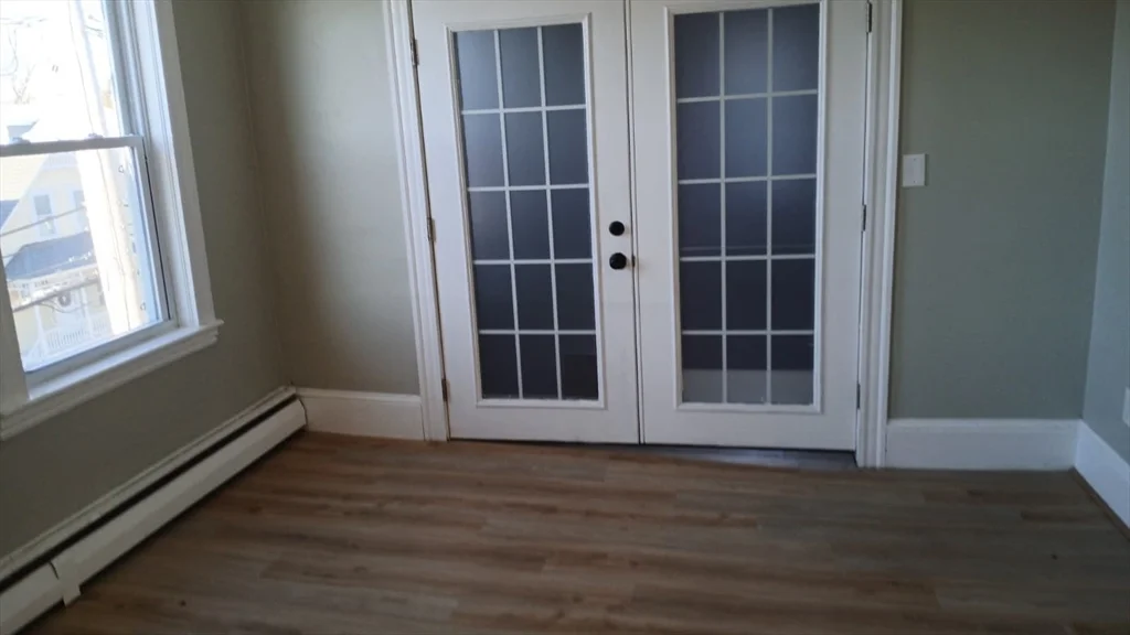 3 bed, 1 bath apartment for rent at 275 Jefferson Ave Unit 3, Salem — photo 6 of 8