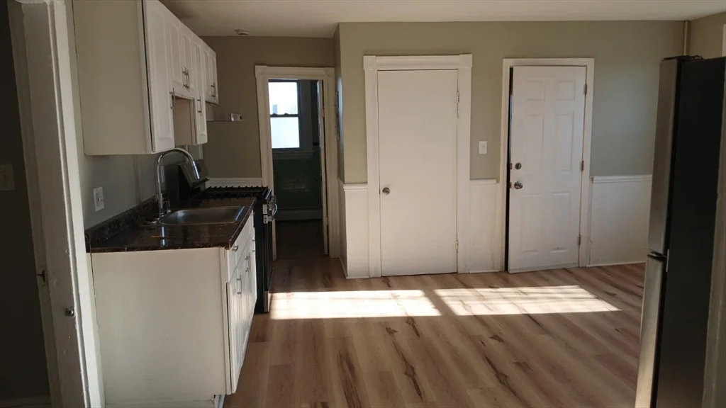 3 bed, 1 bath apartment for rent at 275 Jefferson Ave Unit 3, Salem — photo 2 of 8