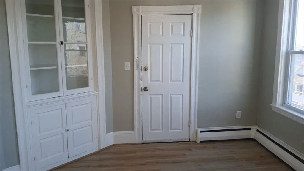 3 bed, 1 bath apartment for rent at 275 Jefferson Ave Unit 3, Salem — photo 3 of 8