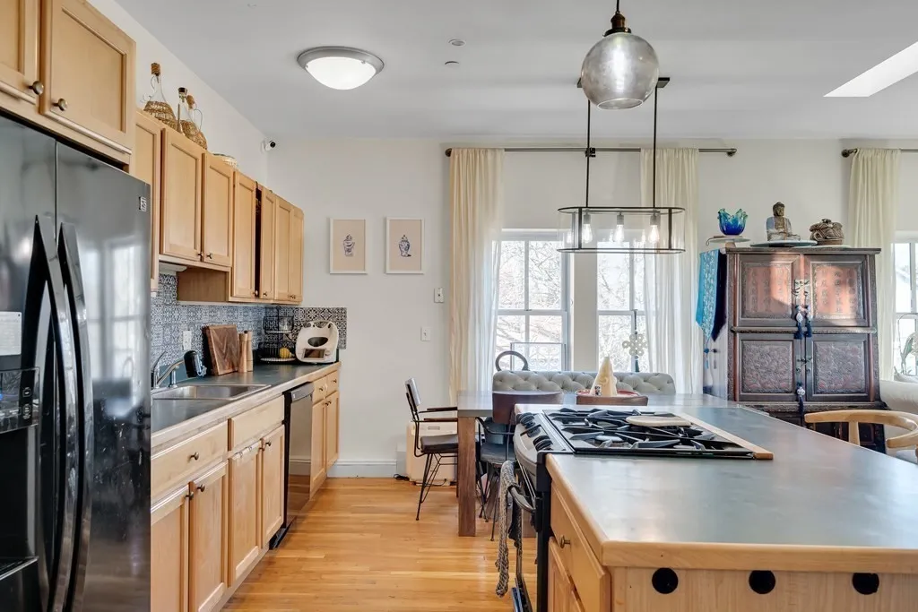 3 bed, 2 bath apartment for rent at 275 River St Unit 3, Cambridgeport — photo 3 of 12