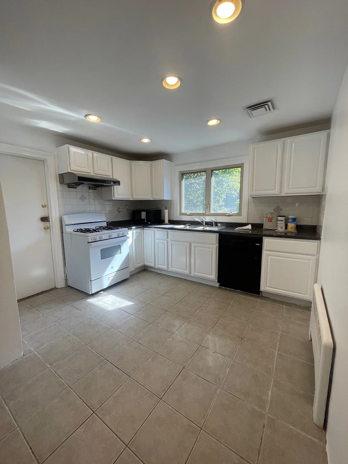 4 bed, 2 bath apartment for rent at 275 Tappan St Unit 2, Brookline Hills — photo 6 of 18