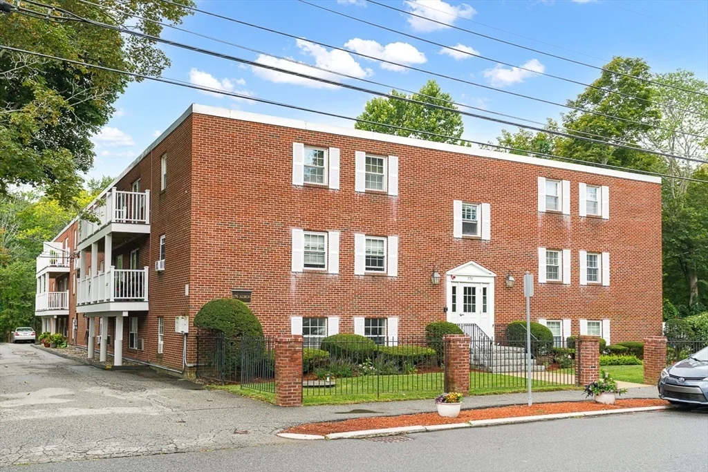 2 bed, 1 bath apartment for rent at 276 Albion St Unit 17, Wakefield — photo 1 of 22