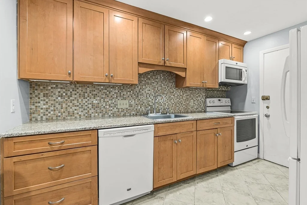 2 bed, 1 bath apartment for rent at 276 Albion St Unit 17, Wakefield — photo 3 of 22