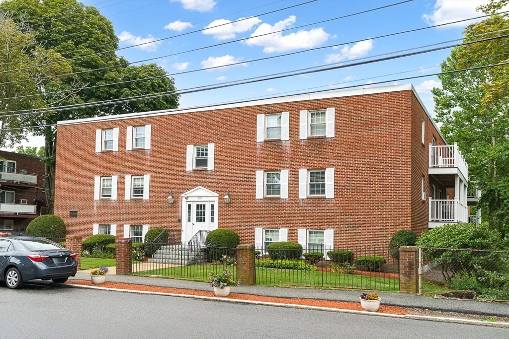2 bed, 1 bath apartment for rent at 276 Albion St Unit 17, Wakefield — photo 2 of 22