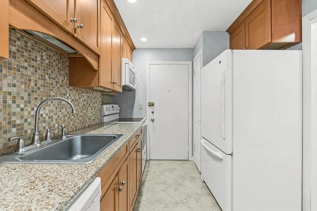 2 bed, 1 bath apartment for rent at 276 Albion St Unit 17, Wakefield — photo 4 of 22