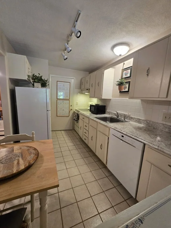 2 bed, 1 bath apartment for rent at 276 Albion St Unit 22, Wakefield — photo 36 of 38