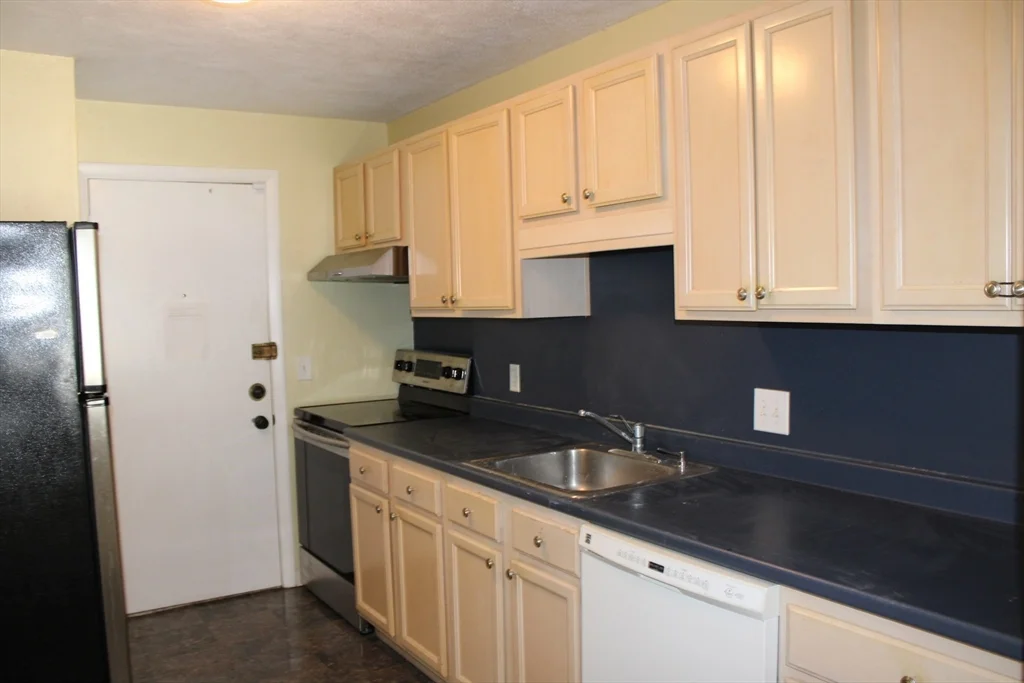 2 bed, 1 bath apartment for rent at 276 Albion St Unit 24, Wakefield — photo 5 of 20